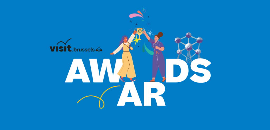 The logo of the visit.brussels Awards; it features a blue background; two people can be seen in the front holding an award together, and in the background one can see the atomium