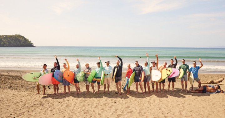 Surfer sur les vagues et construire une communauté : Retraite de surf arc-en-ciel au Portugal