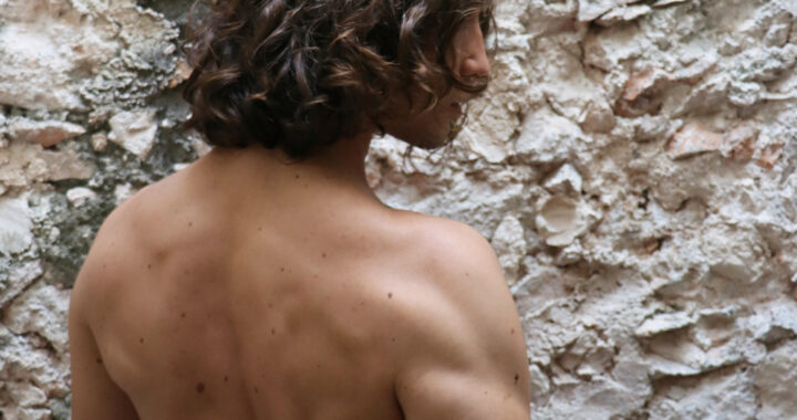 Né pour être viril: A Powerful Journey into the Contradictions of Masculinity