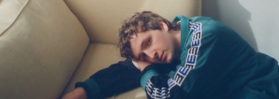 “The Next Time You Bite the Dust”: A Raw, French-Language Journey Through Love, Family, and Self-Acceptance